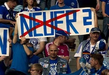 Thủ môn Neuer bị fan tát vào mặt trước đám đông ảnh 1 Thủ môn Neuer bị fan tát vào mặt trước đám đông ảnh 1