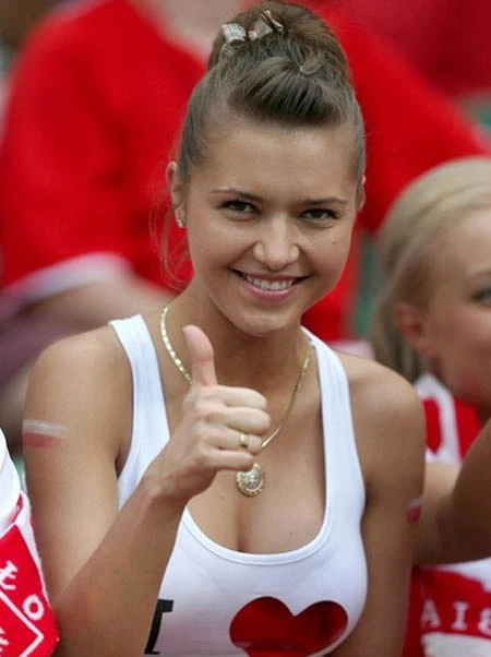 Những khe ngực đẹp hút hồn ở Euro ảnh 9