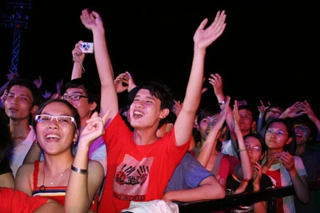 Ban nhạc The Click Five "hâm nóng" sân vận động Quân khu 7 ảnh 7 Ban nhạc The Click Five "hâm nóng" sân vận động Quân khu 7 ảnh 7