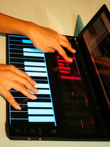 Phòng thu âm trên bàn tay ảnh 1