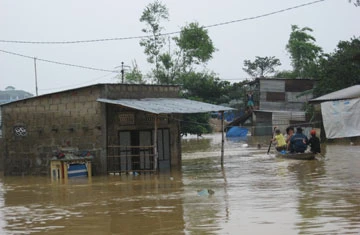 Nước ngập tỉnh lộ 49B (Huế) gần 1,5 m, người dân đi lại bằng thuyền. Ảnh: NGUYÊN LINH