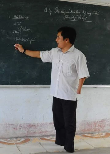 Thầy giáo không chân 15 năm đạp xe dạy học ảnh 2