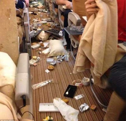 Cận cảnh hỗn loạn khi máy bay rơi tự do ảnh 5 Cận cảnh hỗn loạn khi máy bay rơi tự do ảnh 5