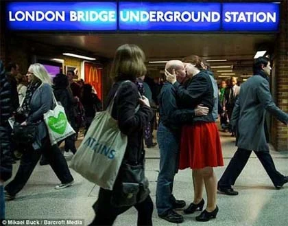 Cặp đôi hàng ngày hôn nhau say đắm ở ga tàu ảnh 2