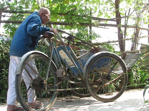 Cụ ông gần 100 tuổi đạp xích lô ảnh 11 Cụ ông gần 100 tuổi đạp xích lô ảnh 11