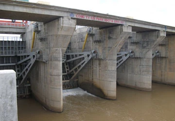 Thủy điện xả bùn, dân khát nước ảnh 1 Thủy điện xả bùn, dân khát nước ảnh 1