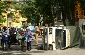 Taxi húc ngã xe tải ảnh 1