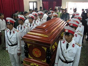 Đội quân danh dự chuẩn bị đưa linh cữu nguyên Thủ tướng Võ Văn Kiệt đến Dinh Thống Nhất.