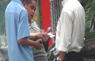 Đủ kiểu thu tiền đậu ôtô ảnh 1