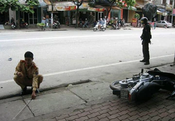 Liều lĩnh tông xe vào cảnh sát cơ động ảnh 1