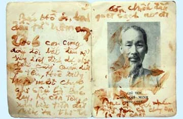 Tấm ảnh Bác Hồ cùng lời thề quyết tử viết bằng máu của Lê Bá Dương.