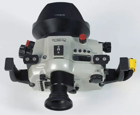 Vỏ ngoài của bộ "đồ bơi" này rất cứng cáp, chịp được va đập.