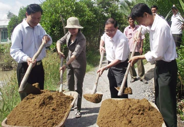 Cục Thi hành án TP.HCM làm đường nông thôn tại Cần Giờ ảnh 1