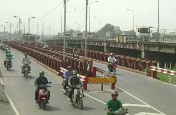 Cầu sắt tạm Rạch Chiếc đã được thông xe để chuẩn bị cho việc khởi công xây dựng cầu mới.