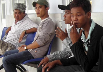 Vẫn bán thuốc vô tư, hút thuốc thoải mái ảnh 1