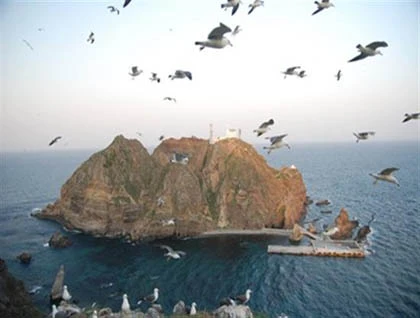 Nhật Bản chi gần 8 triệu USD cho đảo tranh chấp với Hàn Quốc ảnh 1