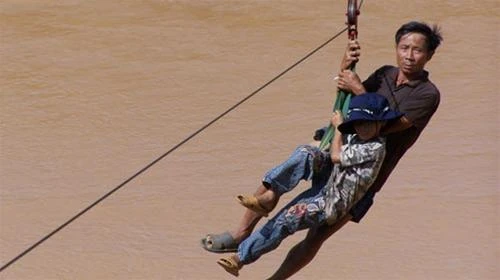 Đu mình trên dây thép để qua sông đến trường ảnh 1