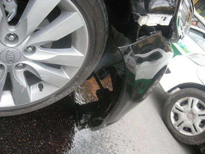 Xe hơi “làm xiếc” trên đường Nguyễn Trãi ảnh 1