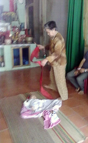 Rồng rắn đến nhờ “trạng” phun rượu trị bá bệnh ảnh 1