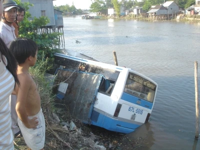 Xe khách nổ lốp lao thẳng xuống sông ảnh 1