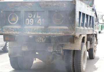 Ngạt thở vì xe xả khói đen ảnh 1