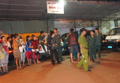 Tin mới nhận: Tàu du lịch Dìn Ký chìm trên sông Sài Gòn, còn 15 người mất tích ảnh 10