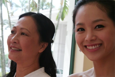 Lee Young Ah lại có cơ hội được gặp lại "mẹ" Việt Nam - NSND Như Quỳnh Lee Young Ah lại có cơ hội được gặp lại "mẹ" Việt Nam - NSND Như Quỳnh