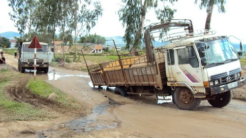 Lại thêm xe tải sụp hố voi ảnh 1