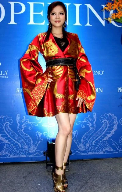 Lý Nhã Kỳ diện váy áo gần 2 tỷ đi làm từ thiện ảnh 1