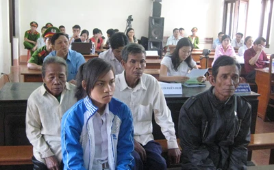 Trực tiếp phiên xử sơ thẩm kỳ án vườn mít lần 3: Điều tra viên làm ẩu, phải xử lý ai? ảnh 6 Trực tiếp phiên xử sơ thẩm kỳ án vườn mít lần 3: Điều tra viên làm ẩu, phải xử lý ai? ảnh 6