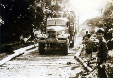 35 năm bước chân xung kích - Bài 2: Buổi sáng bi hùng ảnh 2 35 năm bước chân xung kích - Bài 2: Buổi sáng bi hùng ảnh 2