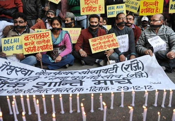 Nạn nhân bị hiếp dâm tử vong: Dư luận Ấn Độ sôi sục đòi công lý ảnh 1