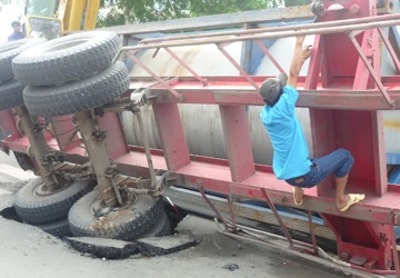 Lại một vụ xe sụp hố! ảnh 1