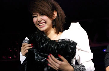 Váy của Minh Hằng bán được 26 triệu ảnh 4