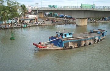 Đường sông - tiềm năng vận tải vô cùng lớn của miền Đông, miền Tây Nam bộ.