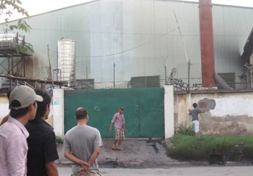 Dân ném đá công ty gây ô nhiễm ảnh 1 Dân ném đá công ty gây ô nhiễm ảnh 1