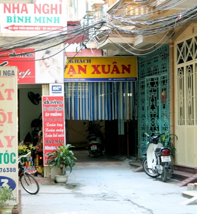 Hàng chục thanh niên “đập đá” trong nhà nghỉ ảnh 1