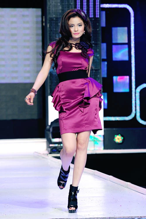 Vũ Thu Phương khéo léo khoe vòng 1 gợi cảm ảnh 1