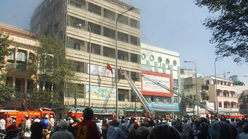 Cháy trường mầm non, học sinh hoảng loạn ảnh 1