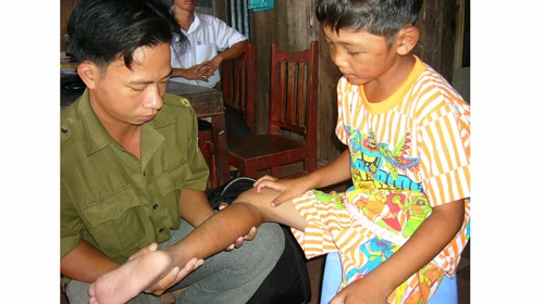 Thêm một trẻ bị đánh đập tàn bạo ảnh 1