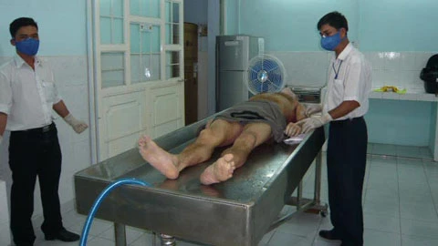 Những người chuyên mổ xác chết ảnh 2