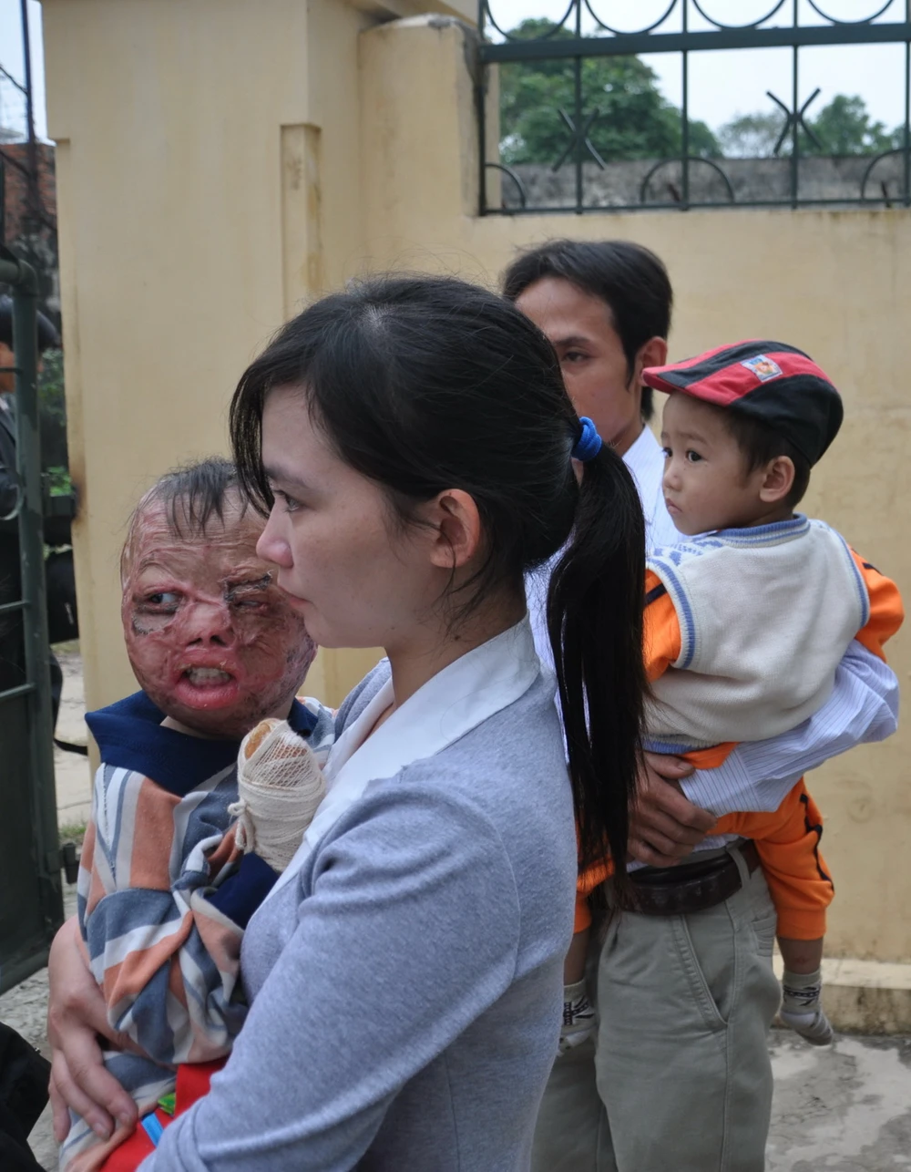 Chùm ảnh: Phiên tòa xét xử người cha nhẫn tâm đốt con mới ba tuổi ảnh 3