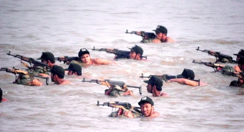 Diễn tập chống khủng bố trên sông Hồng ảnh 13