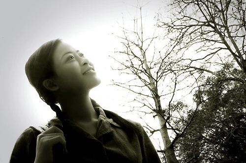 Minh Hương trong vai bác sĩ, liệt sĩ Đặng Thùy Trâm (ảnh tư liệu của đoàn làm phim) Minh Hương trong vai bác sĩ, liệt sĩ Đặng Thùy Trâm (ảnh tư liệu của đoàn làm phim)