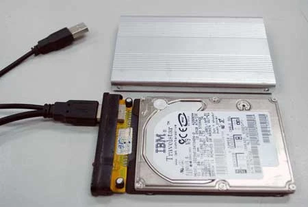 Loại box HDD di động chất lượng kém đang được bày bán phổ biến trên thị trường. Ảnh: H.T. Loại box HDD di động chất lượng kém đang được bày bán phổ biến trên thị trường. Ảnh: H.T.