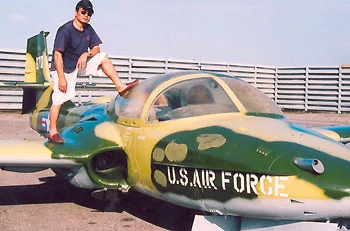 Đạo diễn Hà Sơn và một chiếc máy bay được sử dụng trong phim. Ảnh nhân vật cung cấp.