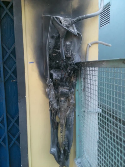 Nổ đồng hồ điện 3 pha, người đi đường hoảng vía ảnh 1