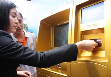 Tăng phí ATM: Ngân hàng “bắt chẹt” khách hàng? ảnh 1