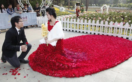 Cầu hôn thành công với chiếc váy 1999 đóa hồng ảnh 1