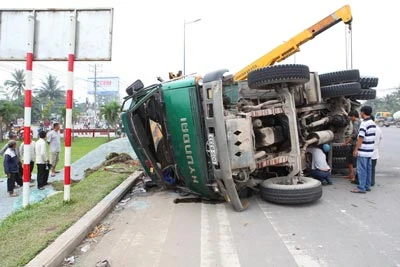 Lật xe chở đá, tài xế và lơ xe bị thương ảnh 1 Lật xe chở đá, tài xế và lơ xe bị thương ảnh 1